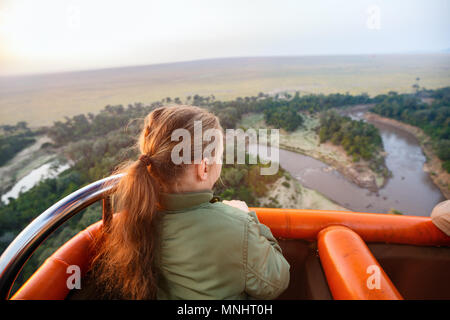 Petite fille profiter de vol tôt matin sur ballon chaud dans le parc national de Masai Mara, Kenya Banque D'Images