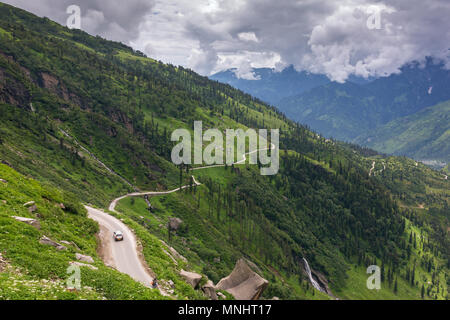 Route de Rohtang à travers la belle vallée de Kullu vert dans l'état de l'Himachal Pradesh, Inde Banque D'Images