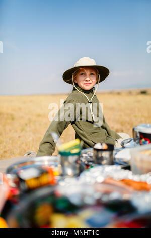 Adorable petite fille en Kenya safari bénéficiant d''un petit-déjeuner bush Banque D'Images