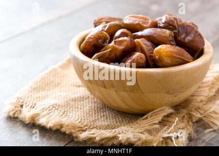 Annonces alimentation dans bol en bois sur table en bois Banque D'Images