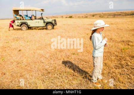 Adorable petite fille au Kenya safari sur commande de jeu de matin en véhicule ouvert Banque D'Images