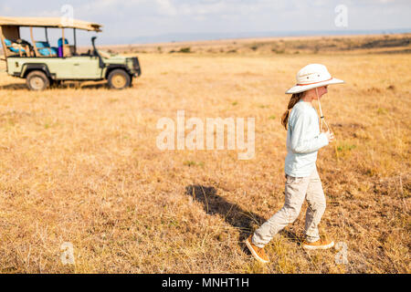 Adorable petite fille au Kenya safari sur commande de jeu de matin en véhicule ouvert Banque D'Images