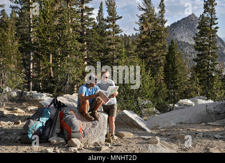 Backpackers se reporter à leur site sur le sentier du cuivre sur un trek de deux semaines de la Haute Route Sierra en Kings Canyon National Park en Californie. La route de 200 milles environ en parallèle avec le John Muir Trail populaire à travers la Sierra Nevada de Californie Plage de Kings Canyon National Park Le Parc National de Yosemite. Banque D'Images