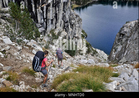 Backpackers descendre du col rouge à Lac Marion sur un trek de deux semaines de la Haute Route Sierra en Kings Canyon National Park en Californie. La route de 200 milles environ en parallèle avec le John Muir Trail populaire à travers la Sierra Nevada de Californie Plage de Kings Canyon National Park Le Parc National de Yosemite. Banque D'Images