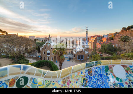 Lever du soleil sur le parc Guell conçu par Antoni Gaudi, Barcelone, Espagne. Banque D'Images