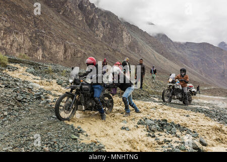 La vallée de Nubra, Inde - le 29 juin 2017 : Les motards d'aider les uns les autres de traverser la rivière qui coule de la fonte des neiges dans les montagnes de l'Himalaya, le Ladakh, région de l'INDI Banque D'Images