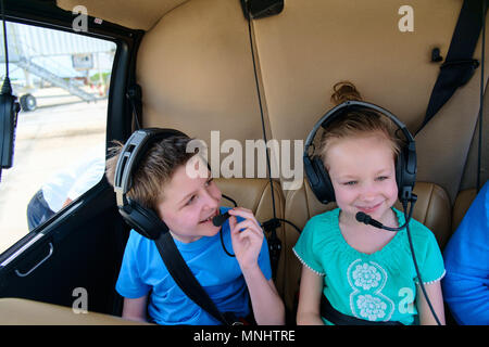 Enfants à la cabine d'avant vol panoramique en hélicoptère Banque D'Images