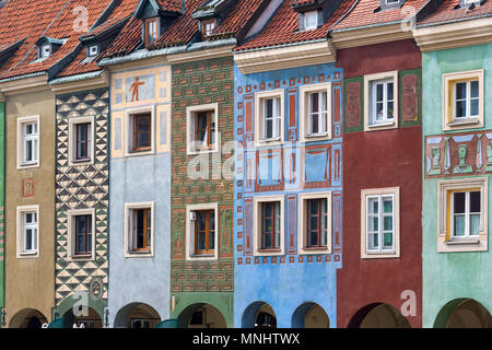 Maisons colorées sur la place du vieux marché de Poznan, Pologne. Vue rapprochée Banque D'Images