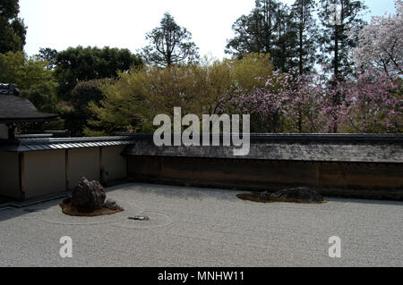 Jardin paysage sec (kare-sansui) au Ryoan-ji, Kyoto, Japon Banque D'Images