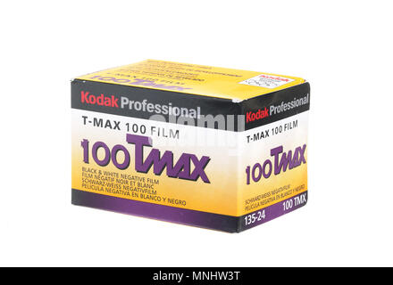 Un pack d'environ 2003 avec noir et blanc, film Kodak Tmax 100 pour 24 expositions. Isolé sur fond blanc. Banque D'Images