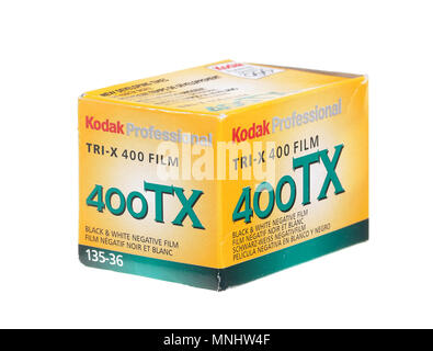 Un vieux film d'emballage à environ 2002 négatifs, avec Kodak Tri-X B & W film ISO 400 pour 36 clichés. Isolé sur fond blanc. Banque D'Images