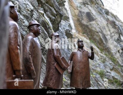 Forte di Bard, vallée d'Aoste (Italie, décembre 2016. Détail de la petite sculpture d'hommes d'affaires de l'artiste canadien William Hodd McElcheran. Banque D'Images