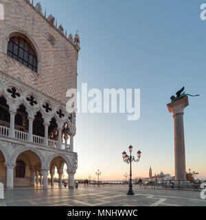 Café en plein air, près du Palais des doges sur la place San Marco au lever du soleil à Venise, Italie Banque D'Images