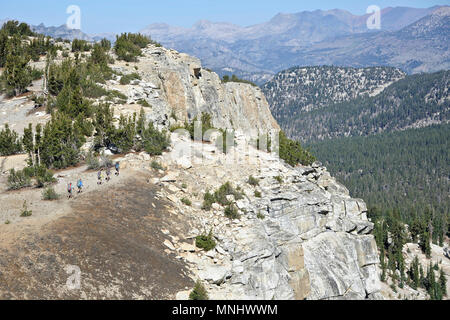 Backpackers en randonnée sur la crête de mammouth au Mammoth Lakes sur la Sierra de trek en Haute Route John Muir Wilderness en Californie, USA Banque D'Images