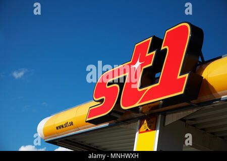 Sodertalje, Suède - Juin 17,2012 : une station service unattendant chaîne du combustible ST1 en Suède Banque D'Images