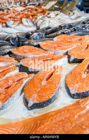 Darnes de saumon frais sur la glace pour la vente au marché de poisson italiennes Banque D'Images