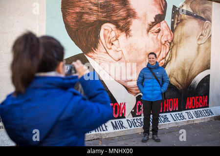Berlin, Allemagne - le 7 décembre 2017 : les touristes en photo sur la célèbre partie de la East Side Gallery graffiti de l'auteur Dimitri Vrubel representi Banque D'Images