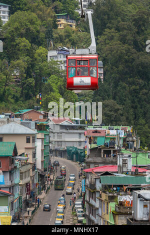 Gangtok, Inde - Mai 1, 2017 : les touristes prendre un téléphérique téléphérique à Gangtok city de nuages pendant la journée. Banque D'Images