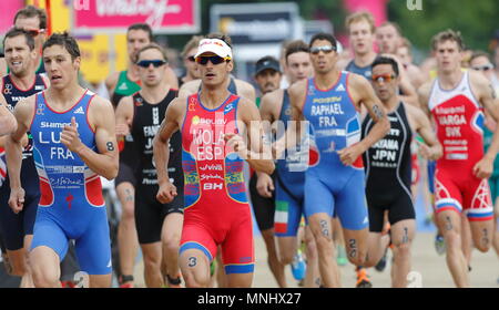 Mario Mola avec le pack pendant la phase de l'épreuve des hommes d'élite de la jambe de Londres du monde de triathlon ITU 2014, Hyde Park, Londres, Angleterre. 31 Mai 2014 Banque D'Images