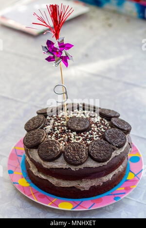 Biscuit Oreo cake au chocolat, enfants, enfant, fête d'anniversaire de gosse , gâteau buttercream oreos, souvenirs d'enfance enfants concept Banque D'Images