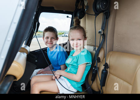 Enfants à la cabine d'avant vol panoramique en hélicoptère Banque D'Images