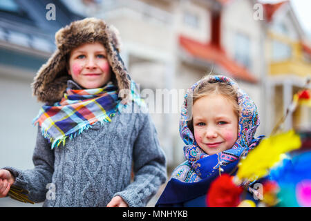 Les enfants à l'extérieur habillé pour Pâques célébration traditionnelle en Finlande Banque D'Images