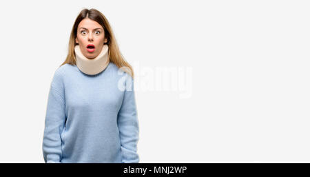 Jeune femme blessée wearing neck brace collar peur sous le choc, l'expression de la panique et la peur Banque D'Images