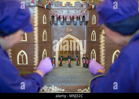 La touche finale du tuyau chocolatiers sur la façade avant du château de Windsor à Cadbury World à Birmingham, qui est fait entièrement de chocolat et comprend le Henry VIII gate avec une main courante de photo de la Chapelle St George visible à travers elle, en avance sur le mariage royal ce weekend. Banque D'Images