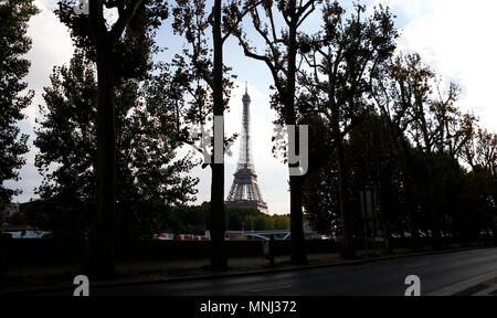 Tour Eiffel en silhouette vue à côté et à travers les arbres le long de la Seine. La France. Septembre 2014. Banque D'Images