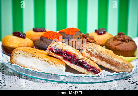 De pomme, cerise et fromage tartes et muffins servir sur la plaque Banque D'Images