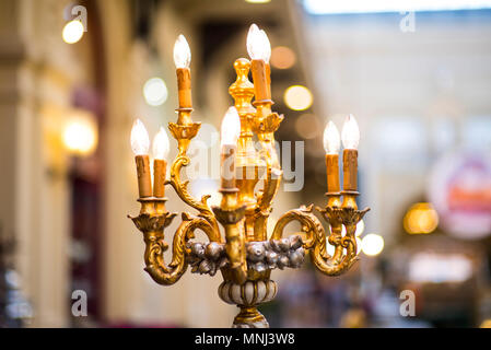 Gros plan de l'intérieur du magasin de la lampe d'or ressemble à un chandelier Banque D'Images