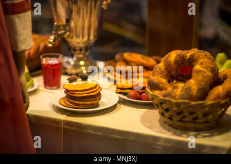 Pancakes remplis de vieux russe samovar et service pour le petit déjeuner. Crêpes roulées Banque D'Images