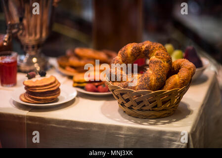 Pancakes remplis de vieux russe samovar et service pour le petit déjeuner. Crêpes roulées Banque D'Images