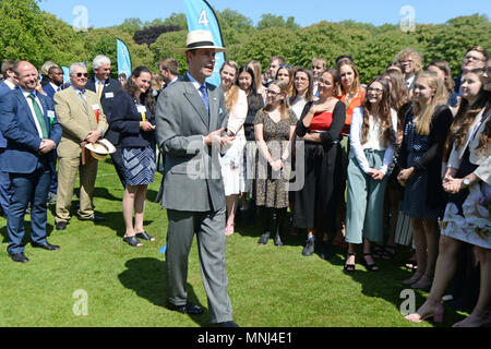 Le comte de Wessex rencontre les jeunes qui ont réalisé leur prix d'or lors d'une cérémonie pour le duc d'Édimbourg à Buckingham Palace Gardens à Londres. Banque D'Images