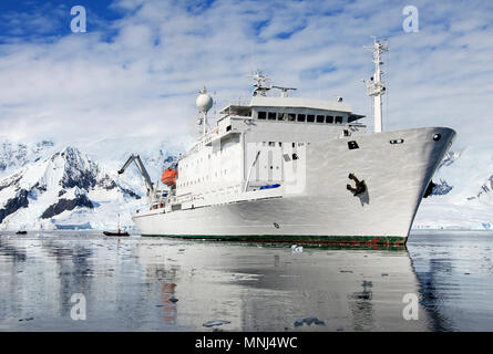 Grand bateau de croisière dans les eaux antarctiques, Wilhelmina Bay, péninsule Antarctique, l'Antarctique Banque D'Images