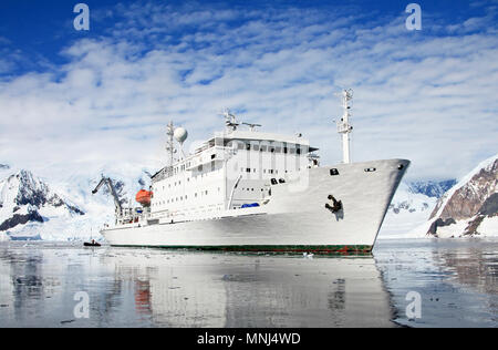 Grand bateau de croisière dans les eaux antarctiques, Wilhelmina Bay, péninsule Antarctique, l'Antarctique Banque D'Images