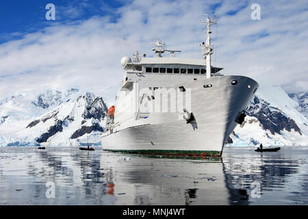 Grand bateau de croisière dans les eaux antarctiques, Wilhelmina Bay, péninsule Antarctique, l'Antarctique Banque D'Images