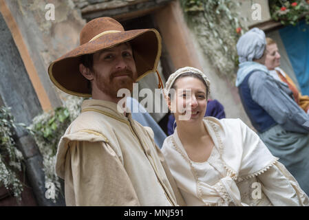 Les participants de partie de costume médiéval dans le centre historique de la ville de Taggia en Ligurie (Italie) Banque D'Images