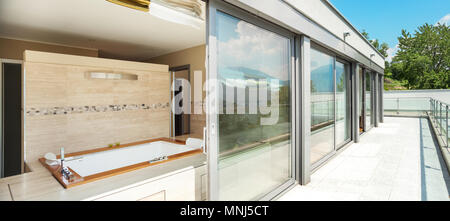 Bâtiment moderne, salle de bain avec jacuzzi à partir de la terrasse Banque D'Images