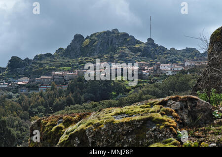 Montagne du village historique de Monsanto au Portugal Banque D'Images