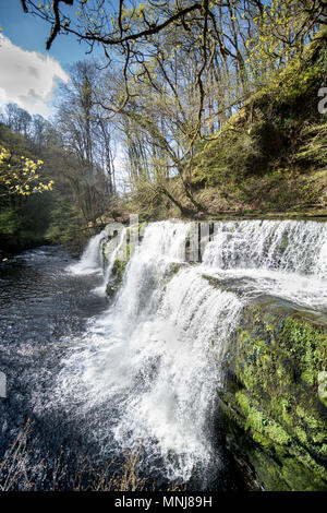 Les quatre cascades à pied près de Pontneddfechan dans les Brecon Beacons - le Pannwr Sgwd y falls (ou chutes de la Fuller) au Pays de Galles, Royaume-Uni Banque D'Images