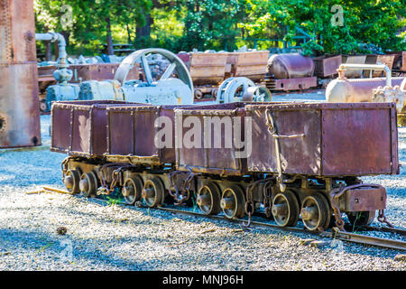Rangée de quatre chariots de minerai de fer Vintage d'entretien dans l'industrie minière Banque D'Images