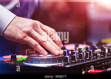 Le disk jockey à jouer de la musique de dj controller Banque D'Images