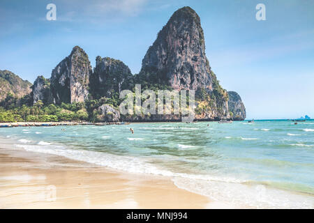 Vue spectaculaire sur la rive de l'eau cristalline de l'océan chaud à côté de l'île tropical exotique dans le royaume de Thaïlande. Falaises de calcaire incroyable Banque D'Images