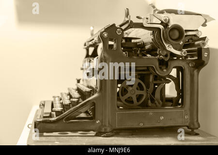 Vieille machine à écrire dans la photographie ancienne vintage simulées. Vue de côté filtre couleur. Banque D'Images