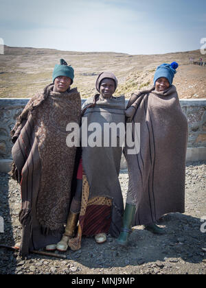 Trois jeunes bergers Africains non identifiés dans les couvertures épaisses Banque D'Images