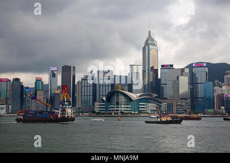 HONG KONG - 2 octobre : le port de Victoria, le 2 octobre 2017 à Hong Kong, Chine. Victoria Harbour est un port de relief naturel situé entre Hong Ko Banque D'Images