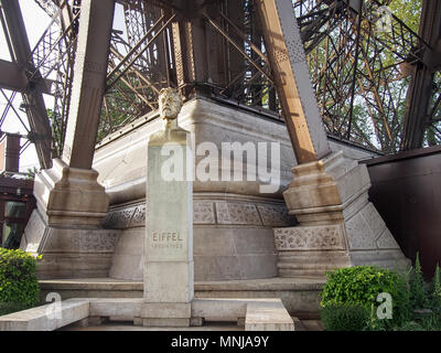 Gustav Eiffel buste juste sous la Tour Eiffel à Paris, France Banque D'Images