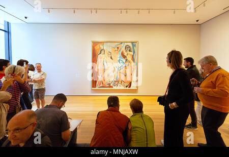 Les visiteurs de MoMA, Museum of Modern Art, New York en regardant Les Demoiselles d'Avignon de Pablo Picasso peinture à l'huile Banque D'Images