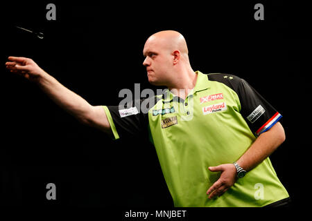 Michael van Gerwen jette pendant son match contre Rob Cross au cours de la Premier League 2018 Championnat Unibet à l'O2 Arena, Londres. Banque D'Images